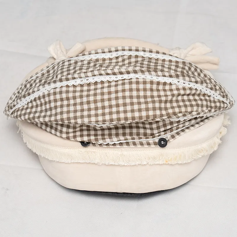 Cama acolchada para mascotas en forma de lingote